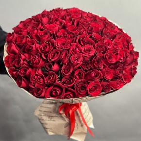Букет 101 красная роза Кения в крафте (50 см) в Дубне