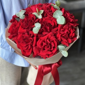 Букет "Красная пантера" из 13 роз Эквадор и эвкалипта в Дубне