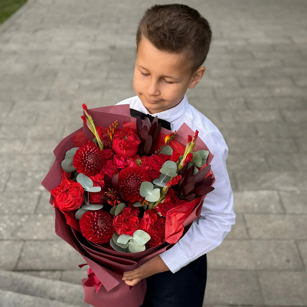 Букет с георгинами, розами и леукадендроном в Дубне