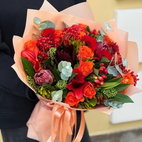 Букет "Красный закат" из калл, роз, калины, скиммии, гиперикума, сафари, гербер и капса в Дубне