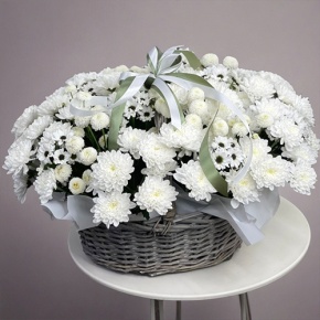 Композиция в корзине "Снежная лавина" из хризантем в Дубне