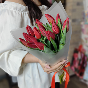 Букет из 15 красных тюльпанов в Дубне