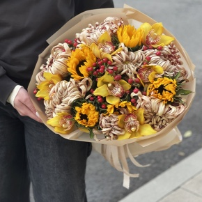 Букет "Биркин" из подсолнухов, орхидей, гиперикума, хризантем Виена в Дубне