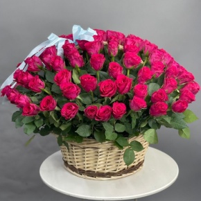 Композиция в корзине из 151 малиновой розы в Дубне