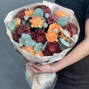 Букет "Персиковый раф" из хризантем Бигоуди, краспедии и диантусов в Дубне