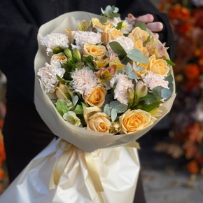 Букет "Пломбирный" из роз Аваланж, диантусов, альстромерий и эвкалипта в Дубне