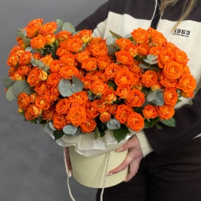 Композиция в шляпной коробке "Закат" из кустовых роз и эвкалипта в Дубне