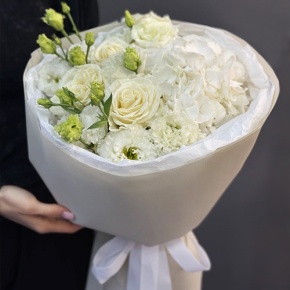 Букет "Нега" из Голландской гортензии, роз и эустом в Дубне