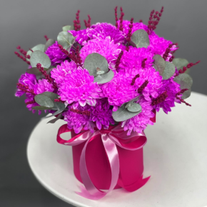 Композиция в шляпной коробке "Магия розового" из хризантем и лаванды в Дубне