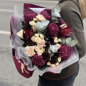 Букет "В каждом мгновении" из хризантем Бигоуди, кустовых роз, сафари, гербер Экзотик и диантусов в Дубне