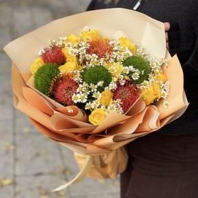 Букет "Зельда" из диантусов Lux, лимонных роз, лейко и ромашек в Дубне