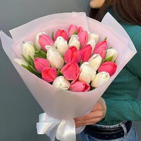 Букет из 25 кораллово-белых тюльпанов в Дубне