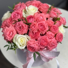 Композиция в шляпной коробке из белых и кустовых коралловых роз в Дубне