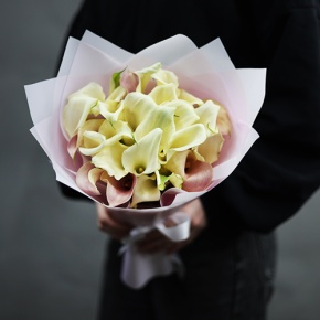 Букет из 25 калл нежный микс в Дубне