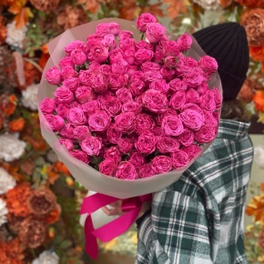 Букет из 35 малиновых кустовых пионовидных роз (60 см) в Дубне