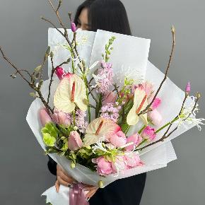 Авторский букет с антуриумами, ранункулюсами и цветущими ветками магнолии в Дубне