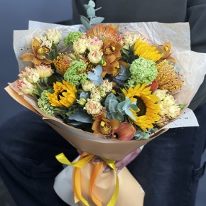 Букет "Сочиняй мечты" из подсолнухов, лейко, вибирнума, орхидей, калл, кустовых роз и талинума в Дубне
