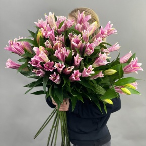Букет из 17 розовых лилий в Дубне