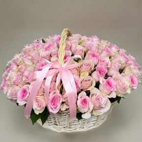 Композиция в корзине из 101 кенийской розы нежный микс (40 см) в Дубне