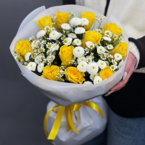 Букет "Синди" из лимонных роз, ромашек и хризантем сантини в Дубне