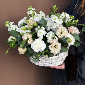 Композиция в корзине "Фея" из маттиол, диантусов, эустом и эвкалипта в Дубне