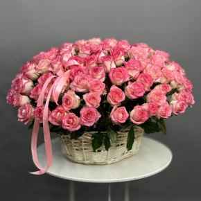 Композиция в корзине из 101 розы Джумилия в Дубне