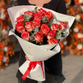 Букет из 15 красно-белых роз Кения с эвкалиптом (40 см) в Дубне