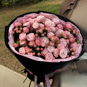 Букет из кустовых роз Бомбастик и гиперикума (50 см) в Дубне