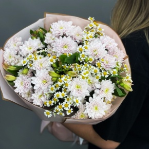 Букет "Сиэтл" из хризантем, альстромерий и ромашек в Дубне