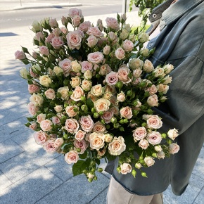 Букет из 31 кустовой розы микс (70 см) в Дубне