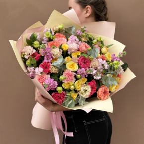 Букет "Яркая птичка" из пионовидных роз Риджертс Парк, маттиол, диантусов и эустом в Дубне