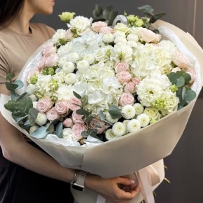 Букет "Пастелла" из кустовых пионовидных роз, Голландской Гортензии, эустомы, хризантемы Ньютон и эвкалипта в Дубне