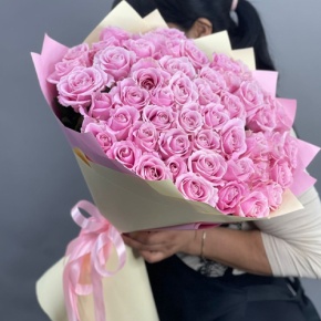 Букет из 51 пастельной розы Аваланж (60 см) в Дубне