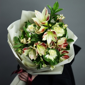 Букет "Феличита" из амариллисов, альстромерий и брассики в Дубне