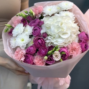 Букет "Вуаль" из хризантемы, кустовых пионовидных роз Мисти Баблз, диантусов, Голландской гортензии и эустом в Дубне