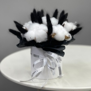 Композиция в шляпной коробке мини "Чикатуха" из хлопка и лагуруса в Дубне