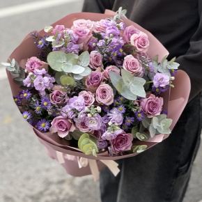 Букет "Хрустальный" из роз, астера и ароматных маттиол в Дубне