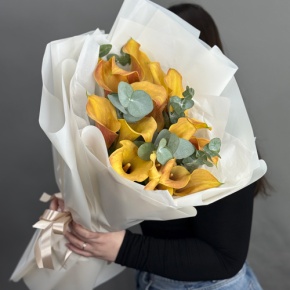 Букет из 17 оранжевых калл с эвкалиптом в Дубне