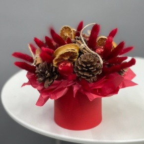 Композиция в шляпной коробке "Глинтвейн" из шишек, корицы и лагуруса в Дубне