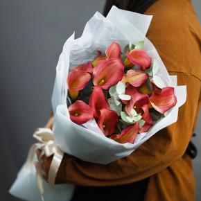 Букет из 17 нежных калл с эвкалиптом в Дубне