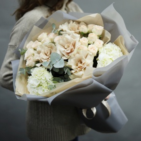 Букет "Вайб" из роз Эквадор Квиксенд, гортензии и кустовых роз в Дубне