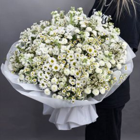 Букет "Эдем" из хризантем, маттиол и ромашек в Дубне