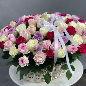 Композиция в корзине из 101 розы микс в Дубне