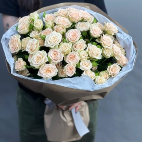Нежный букет из 17 кремовых кустовых роз (60 см) в Дубне