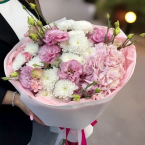 Букет "Табу" из хризантемы, Голландской гортензии и эустомы в Дубне