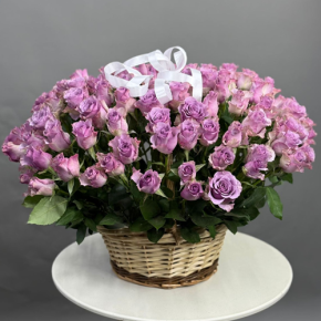 Композиция в корзине из 131 кенийской розы (40 см) в Дубне