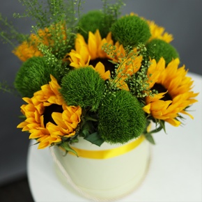 Композиция в шляпной коробке из подсолнухов и диантусов люкс в Дубне