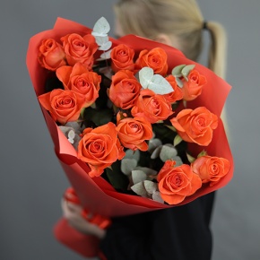 Букет из 15 морковных роз с эвкалиптом (70 см) в Дубне
