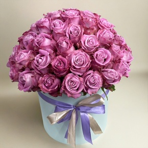 Композиция в шляпной коробке из 51 розы Меритим в Дубне