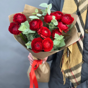 Букет из 11 ранункулюсов и эвкалипта в Дубне